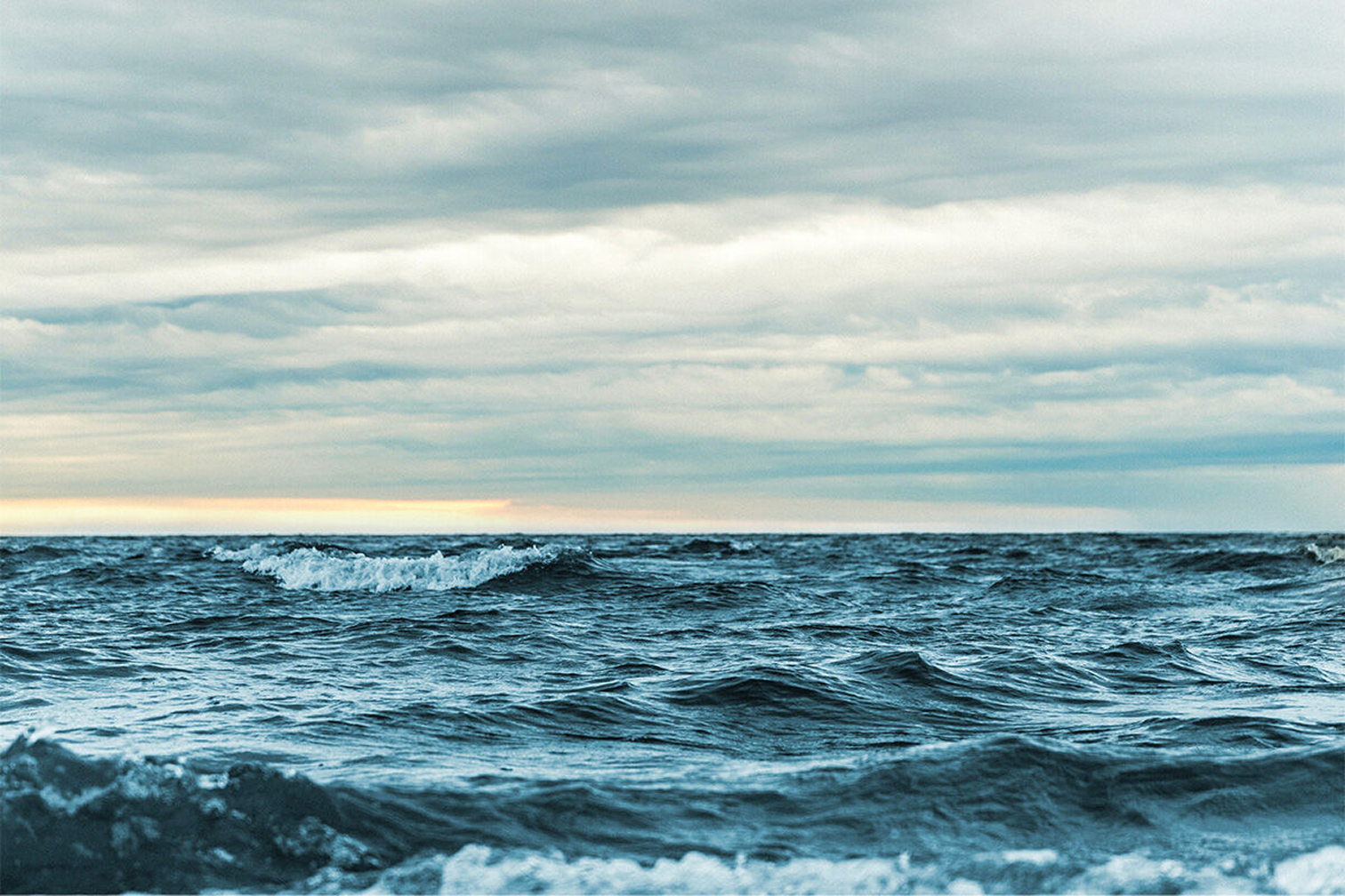 La mer sous un ciel nuageux